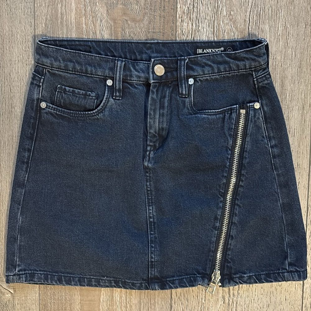 Blank NYC Mercury Rising Blue Black Denim Jean Mini Skirt w Asymmetrical Zipper